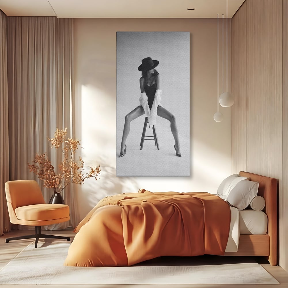 Tablou canvas cu tablou canvas cu femeie pe scaun, fara rama, pe sasiu de lemn, pe perete intr-un dormitor